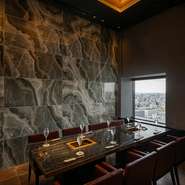 「贅沢な空間でおいしい焼肉を楽しんで欲しい」と語る江原氏。ゲストに丁寧に肉の説明をし、楽しくコミュニケーションをとり、おいしい焼肉を日々提供しています。