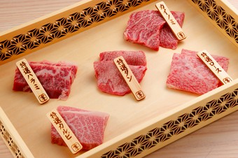 厳選した霜降りと赤身、その日のおすすめ部位を比べたいなら『A5特選和牛食べ比べ5種』