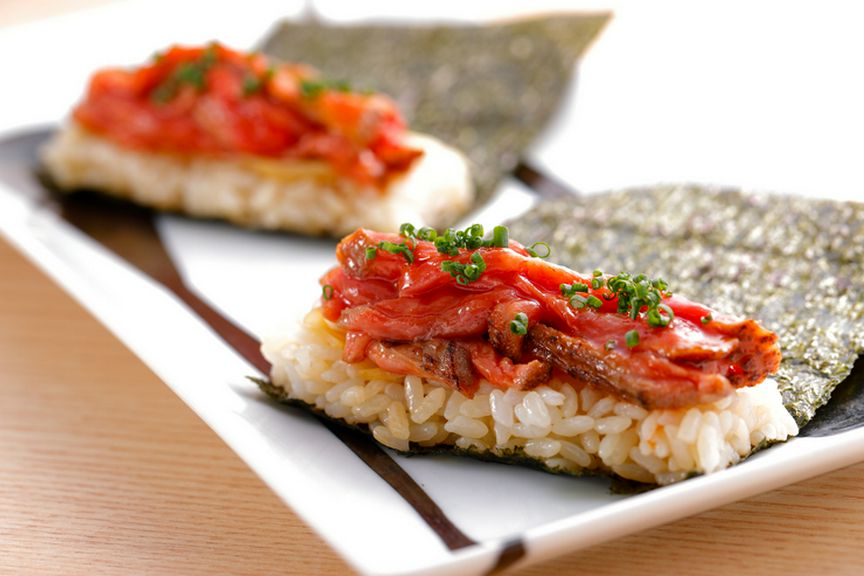 手軽に食べられるように、遊び心を加えて仕上げた『A5特選和牛炙りとろたく手巻き2本』