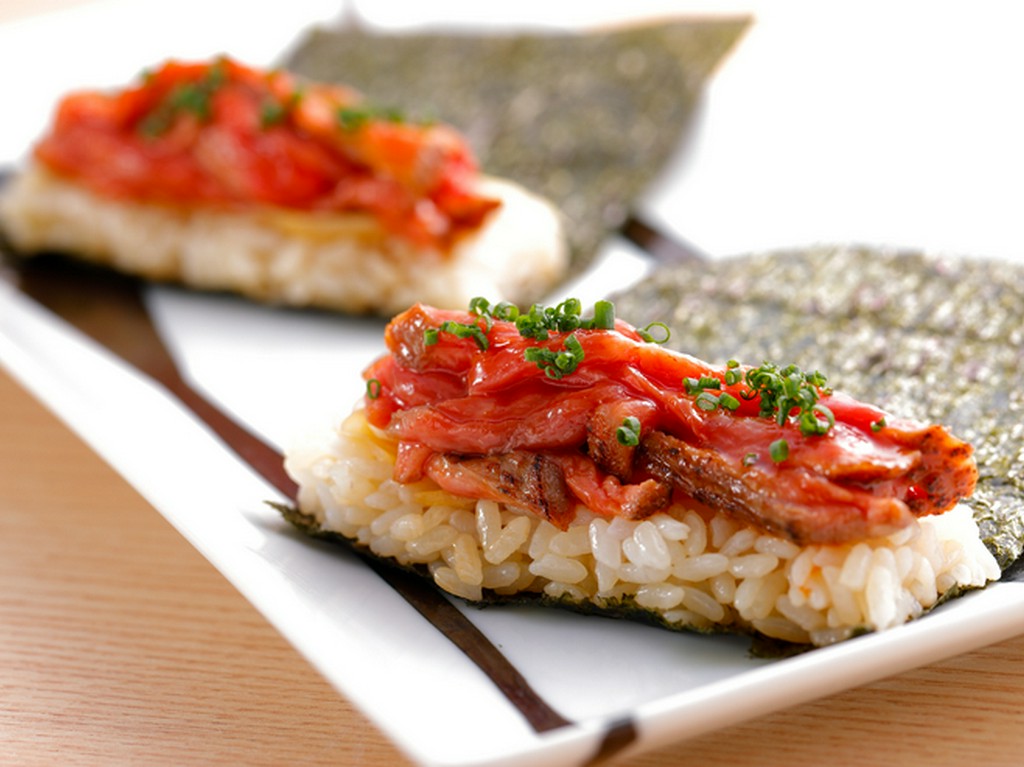 手軽に食べられるように、遊び心を加えて仕上げた『A5特選和牛炙りとろたく手巻き2本』