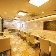 2階・3階はテーブル席が多く、大人数で貸切できる広々とした空間になっています。区分けすることで、少人数用の半個室にもアレンジが可能。家族が集まる会食場所としても最適です。