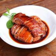 かつての旧都「金陵」にちなみ『金陵ダック』とも呼ばれていた一皿です。『北京ダック』とは異なり皮はカリカリで肉は柔らかいのが特徴。特製のタレをたっぷりと纏わせて味わいます。