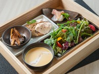 ランチタイムの看板メニュー。5品ほどの前菜がいただけます。その時々の旬野菜を取り扱っているため、訪れるたびに異なる味わいに出合えるのも魅力です。