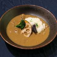 常陸牛のすじを煮込んだ出汁から作り上げ、常陸牛の旨味を余すところなく使用しています。
（前菜5種盛り、選べるデザート、お飲み物がつきます）