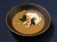 常陸牛のすじを煮込んだ出汁から作り上げ、常陸牛の旨味を余すところなく使用しています。
（前菜5種盛り、選べるデザート、お飲み物がつきます）