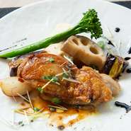 茨城県の筑波山麓にある農場で飼育から加工まで一貫して育てられています。独特の臭みがなく、くせのないジューシーな肉質が特徴です。
（前菜5種盛り、選べるデザート、お飲み物がつきます）