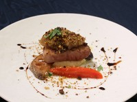 良質な飼料と天然素材を与え徹底した管理で育った豚肉です。肉質は柔らかく、ジューシーで、しつこくなく、脂に甘みがあります。
（前菜5種盛り、選べるデザート、お飲み物がつきます）