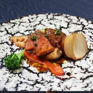 きめ細やかで柔らかい肉質が特徴な茨城県のブランド牛「常陸牛」を使用。口に入れた瞬間に広がる甘み、鼻腔をくすぐる芳醇な香りがたまりません。
（前菜5種盛り、選べるデザート、お飲み物がつきます）