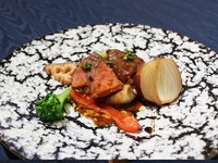 きめ細やかで柔らかい肉質が特徴な茨城県のブランド牛「常陸牛」を使用。口に入れた瞬間に広がる甘み、鼻腔をくすぐる芳醇な香りがたまりません。
（前菜5種盛り、選べるデザート、お飲み物がつきます）