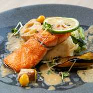 旬の魚介をいただく逸品。仕入れに応じて内容がガラッと変わるので、「今日は何が食べられるだろう」とワクワクした気持ちにさせてくれます。
（前菜5種盛り、選べるデザート、お飲み物がつきます）