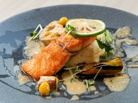 旬の魚介をいただく逸品。仕入れに応じて内容がガラッと変わるので、「今日は何が食べられるだろう」とワクワクした気持ちにさせてくれます。
（前菜5種盛り、選べるデザート、お飲み物がつきます）