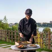 茨城県産の食材を愛し、そのおいしさを引き出すことを追求し続けている石川氏。素材の状態に合わせて調理法も変えています。見た目にもこだわっており、美しい料理の数々で、視覚でも楽しませてくれます。