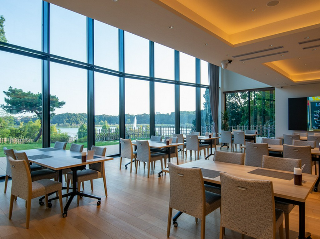 眼下に望む千波湖。“非日常”を感じさせてくれる特別な空間