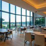 【常磐神社】の東に佇むカフェレストラン。千波湖を一望できる抜群のロケーションが自慢です。豊かな自然を感じながらゆったりとくつろげるので、観光で訪れた際にはもちろん、大切な日の食事にもオススメです。