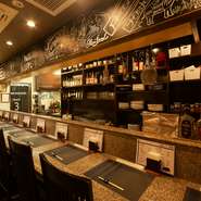店内はカウンター席のみ、各席にIHヒーターを完備した全9席。店内も落ち着いた雰囲気のため、少人数やお一人様でのんびり過ごしたい日に最適です。