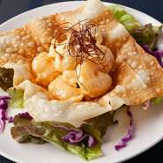 ハーフ：480円
キノコを絡めたエビマヨを、香ばしく揚げた春巻きの皮の器に乗せて提供する逸品。海老・キノコ・春巻…、それぞれの異なる食感を組み合わせる面白さも味わえるメニューです。