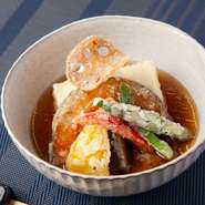 豆腐が主役の料理ながらも、旬の彩り野菜もたっぷりと楽しめる創作料理。年齢層問わずオーダーされ、リピート率も高い人気メニューです。