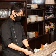 カウンターを主体に和気藹藹とした雰囲気のお店。店名は“類は友を呼ぶ”という言葉に由来しており、スタッフとは勿論、偶然隣に座った人との繋がりも生まれるお店になれるように、という想いも込められています。