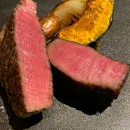 仕入れによって日ごとに変わる希少部位を薪窯で焼きお好みの焼き加減でお出しします。