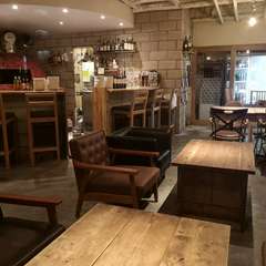 カウンター7席，テーブル席，ソファー席