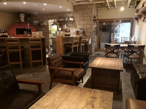 カウンター7席，テーブル席，ソファー席