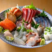 これは必食、必見！旬の魚介類を味わえる魅惑の盛り合わせ『お造り盛り合わせ』