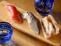 入店時　もしくは前日予約
寿司か巻物か何巻かに値段が変わります
ネタにもより値段はスタッフまで