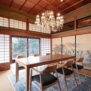 居心地がいいお部屋。テーブルで６名様まで。８名様部屋と繋げての利用も可能。