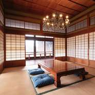 ２階に１部屋だけある特別なお部屋。座卓で６名様まで。