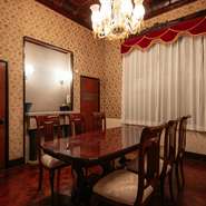 ロココ調な雰囲気のする洋風なお部屋。テーブルで６名様まで。