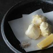 とらふぐの白子天ぷらは、外はサクサク、中はとろける濃厚な味わいの贅沢な一品です。
口に広がる上品な甘みが特徴で、お酒との相性も抜群です。
また白子こぶ焼も同料金で承ります。