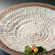 直径60cmの大皿に、繊細に盛り付けられたふぐ刺し。
お祝いの席や、大切なゲストへのおもてなしに、この上ない贅沢と感動を届けます。