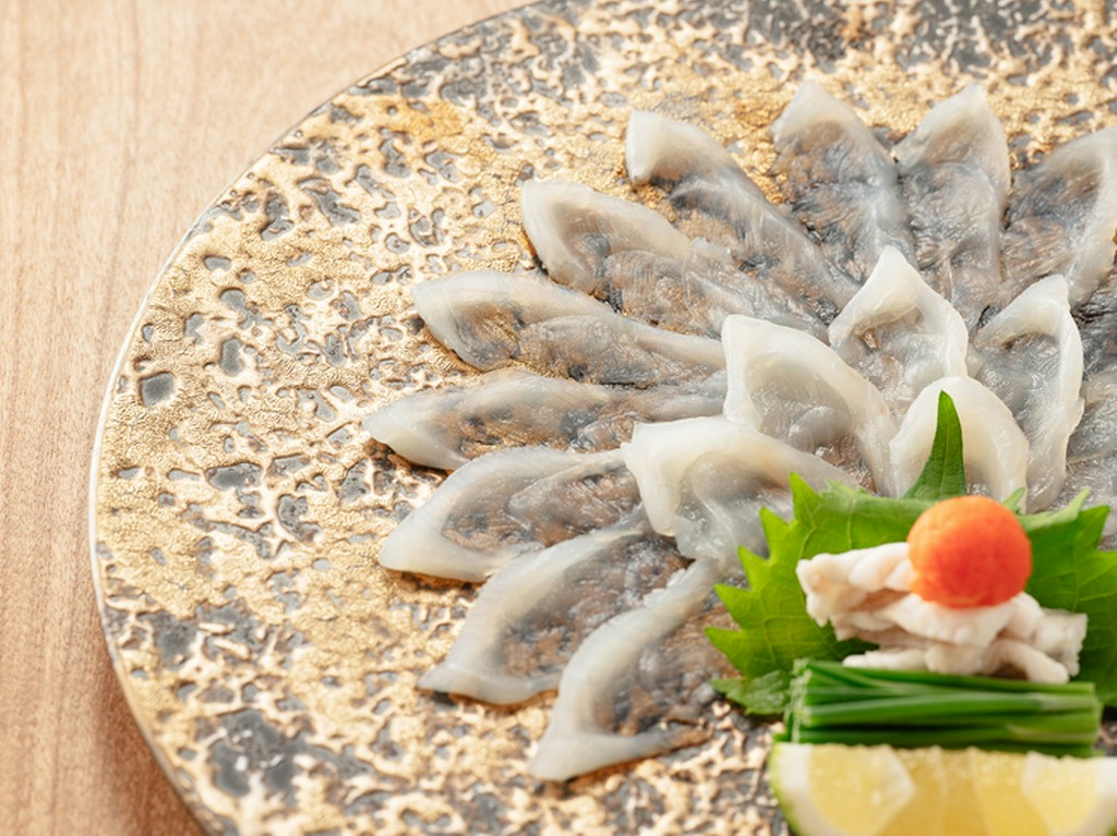 透き通る芸術的な「ふぐ刺」