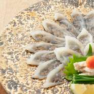 熟練の目利きが厳選した最高のとらふぐを、職人が丹念に引き造りにいたしました。
淡泊ながらも奥深い味わいと、絹のような舌触りが特徴です。
薬味とともにgardenオリジナルポン酢でお召し上がりください。