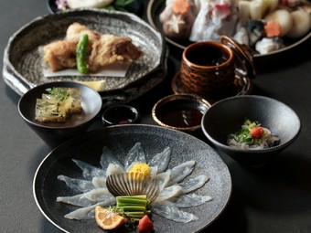 煮凝りから始まりふぐ刺しやふぐ鍋など、伝統的なふぐ料理を心ゆくまでご堪能いただけるコースとなります。