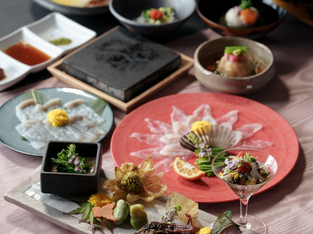 ご両家の絆を深める顔合わせ、大切な方との記念日などにふさわしい、特別なコース料理をご用意しました。