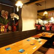 店内は温かみのある和やかな雰囲気。友人との集いにも最適です。半個室はロールカーテンで区切られているため、最大11名でのグループ向けの席としても利用可能。8名以上で利用の際は店舗まで事前に相談を。