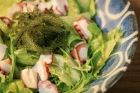 炙りタコと海ぶどうが乗った海鮮サラダ。和風ドレッシングで召し上がれ。