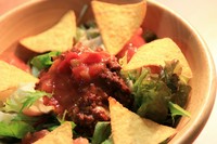 スパイシータコミートをサラダで！フレッシュなサルサソースとの相性バッチリ！