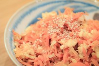 スライスした人参、ツナ、玉子の炒め物は島人懐かしの味。