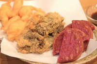 内地（本州）のサクサク食感と違って沖縄の天ぷらはもちもちで、フリットに近い一品です！