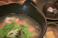 一度食べたら忘れられない強烈さ。臭消しのヨモギも欠かせません。数人で取り分けてご賞味あれ。