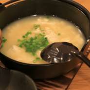 成形する前のやわらかな島豆腐です。鍋のまま提供しますので、取り分けてお召し上がりください。
