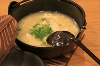 成形する前のやわらかな島豆腐です。鍋のまま提供しますので、取り分けてお召し上がりください。