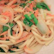 「沖縄そば」用の麺を使って塩焼きそばをつくりました。