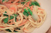 「沖縄そば」用の麺を使って塩焼きそばをつくりました。