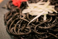 真っ黒な海鮮焼きそば。