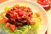 じっくりと火入れした玉ねぎと、厳選したひき肉に香り高いスパイスを加えて炒めました。