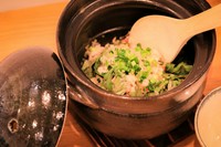 じっくりと火入れした玉ねぎと、厳選したひき肉に香り高いスパイスを加えて炒めました。