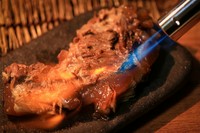 毎日当店で仕込みを行っている自慢の逸品。泡盛だけでなくビールとの相性もバッチリ！